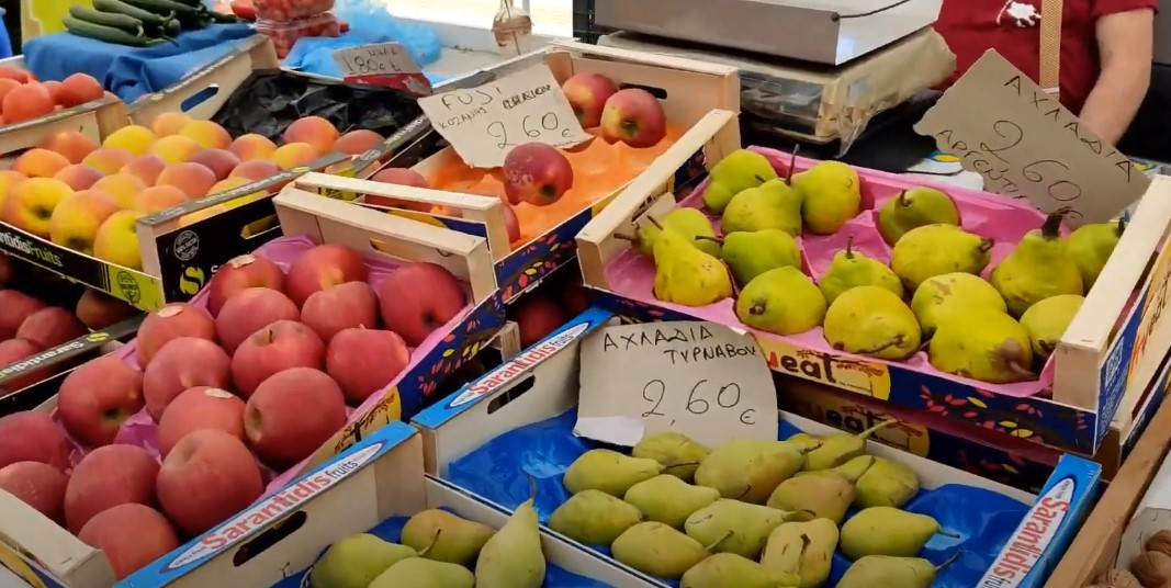 Prodaja voća i povrća na uličnom marketu u Grčkoj