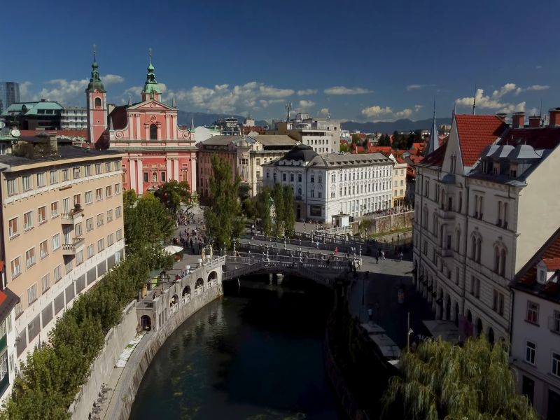 Pogled na Ljubljanu sa rekom Ljubljanicom, Tromostovljem i crkvom na trgu.