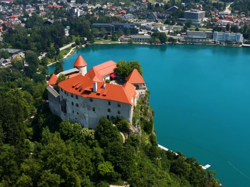 Bledski dvorac na litici iznad Bledskog jezera u Sloveniji.