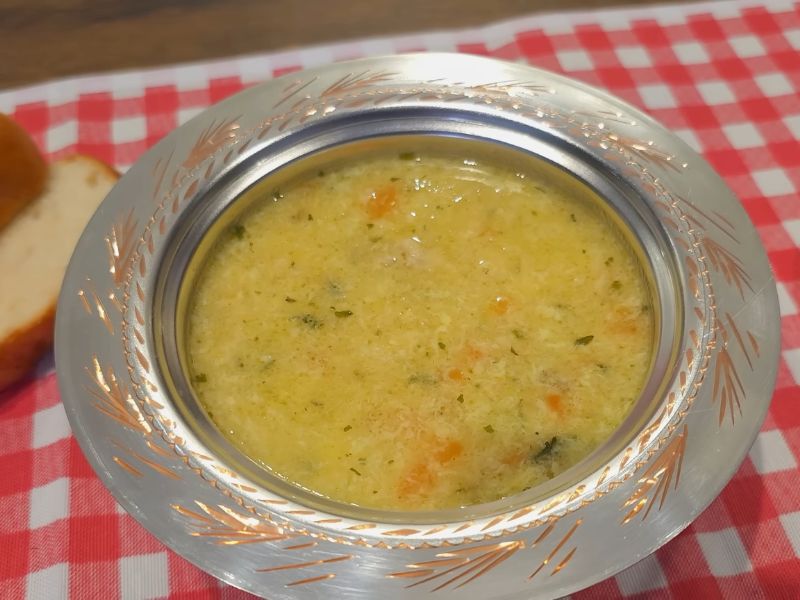 servirana begova čorba u metalnoj sarajevsko posudi uz hleb